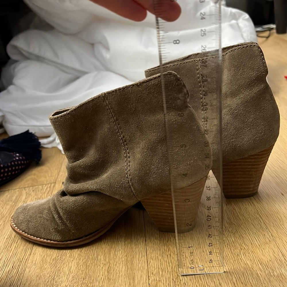 Tan suede Splendid booties.  Great condition.